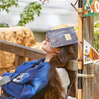 背背篓的网球少年